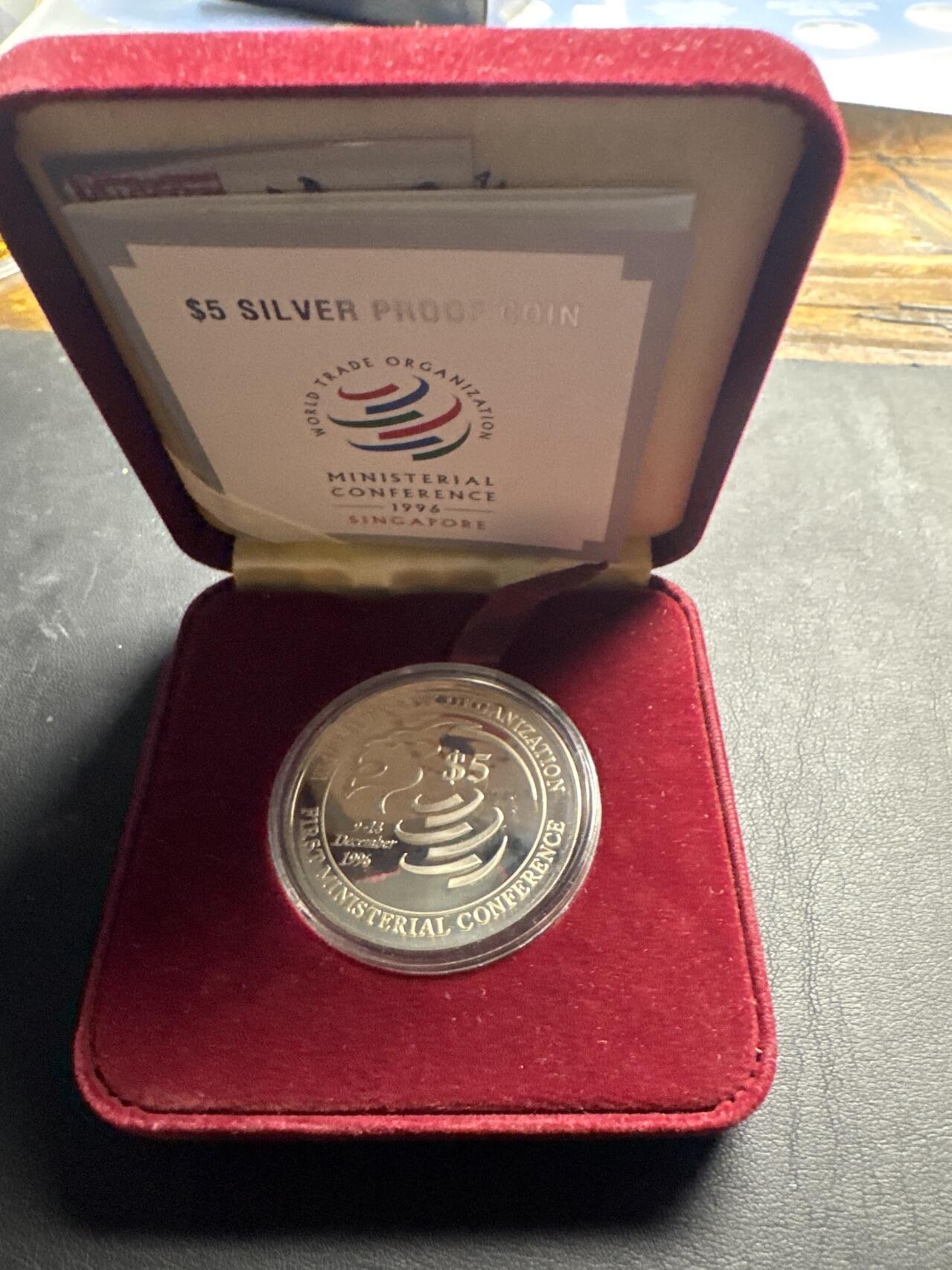 ❤️【币观天下】❤️ 第334期钱币拍卖- 2025.12.12周五晚上6点半场-长期征集拍品 新加坡1996年国家世贸组织精制纪念银币盒证齐全