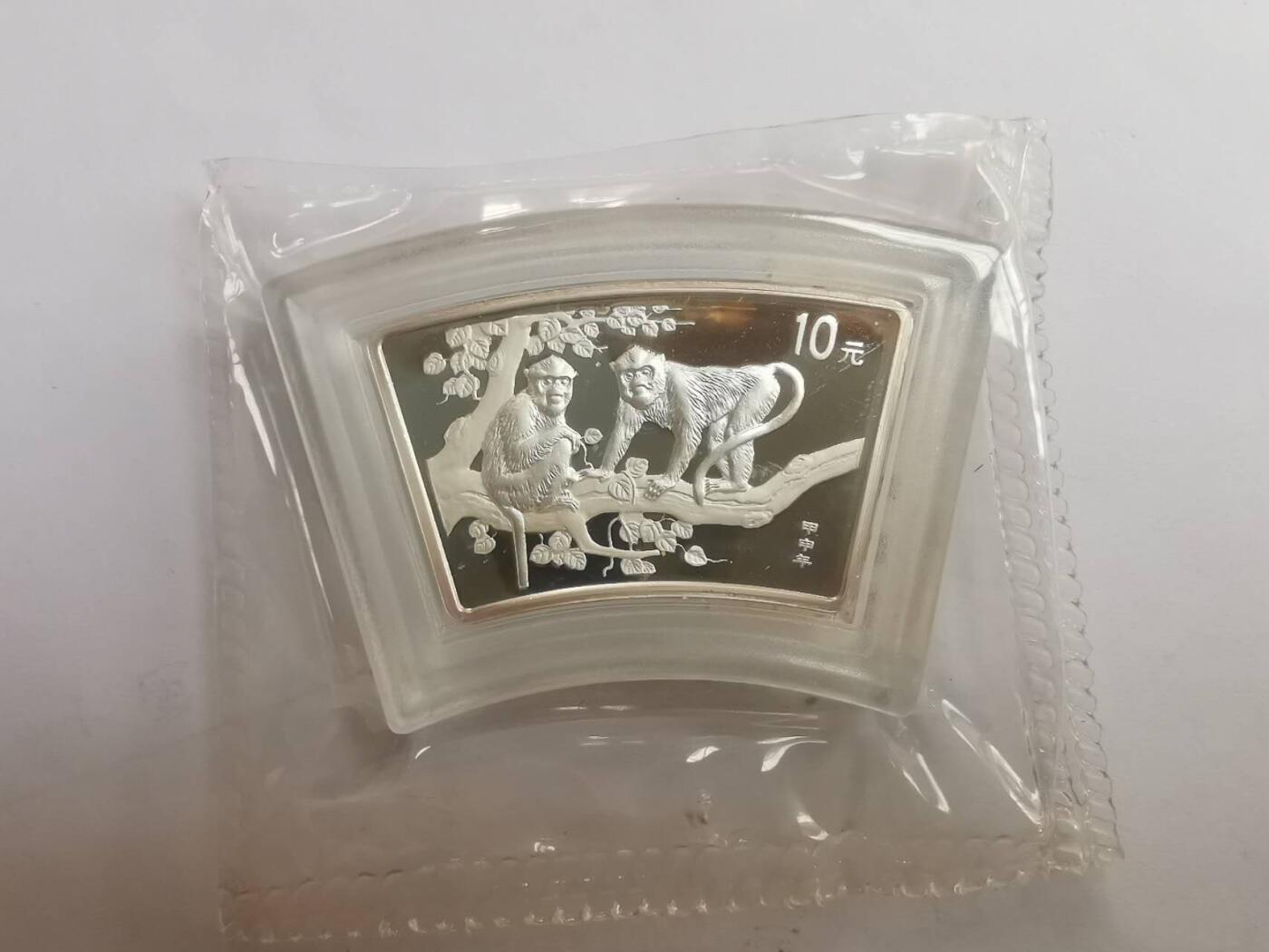巨藏钱币第七期硬币场12月12号20点开拍 中国2004年生肖扇形狗10元1盎司银币原封裸币