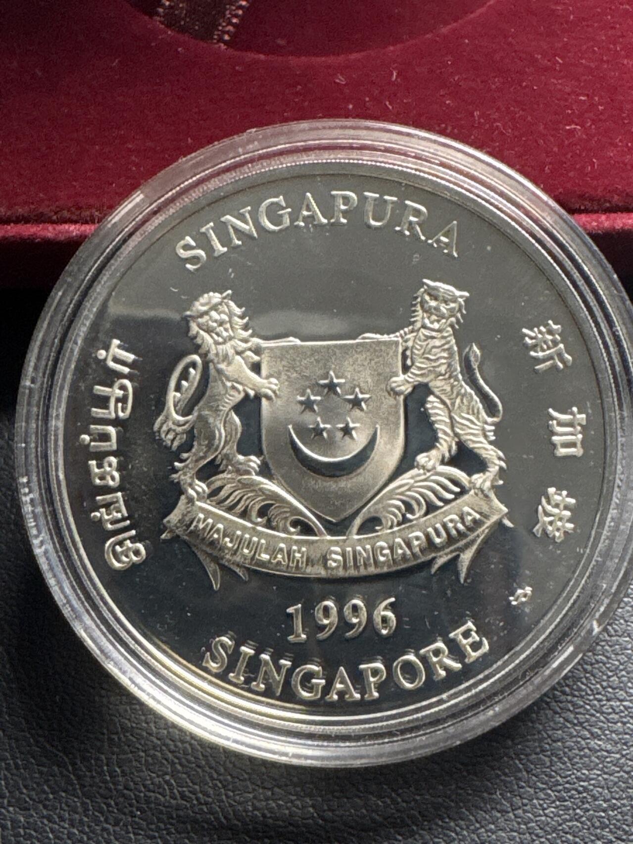 ❤️【币观天下】❤️ 第334期钱币拍卖- 2025.12.12周五晚上6点半场-长期征集拍品 新加坡1996年国家世贸组织精制纪念银币盒证齐全