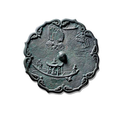 上海匡时2025年秋季拍卖会 中国历代钱币 铜镜专场 - 楚人献鱼镜 八出菱花形，圆钮。镜背自左上方至镜钮下部，绘饰水波纹饰，镜钮右上方的堤岸绘饰树木与房屋。树木的枝条随风摆动，显示风吹拂的样子。镜钮下方，一艘小船在水上徐徐前行。一人站立在船头，在为小船的前行掌握方向，船身中部的凉亭里主人端坐，侍从立于两边尽心服侍。船后的艄公摇动船橹，为小船的前行增加动力。船艄前部下方有一渔夫自水中，手棒鲜鱼，似乎是在向船上的人在献宝。此镜运用了高浮雕来表现纹饰，利用三