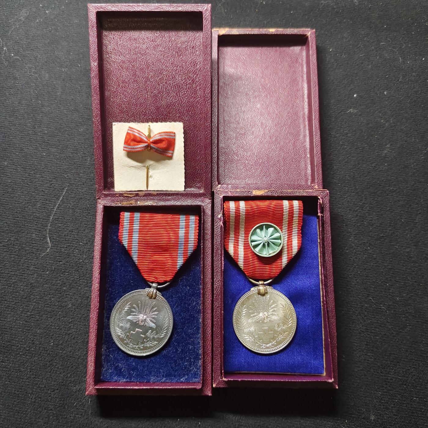 【全场包邮】纯粹捡漏拍485场（免费代拍第22场） 【勋章】日本明治二十一年红十字会精制镍勋章+银勋章2枚带盒一组