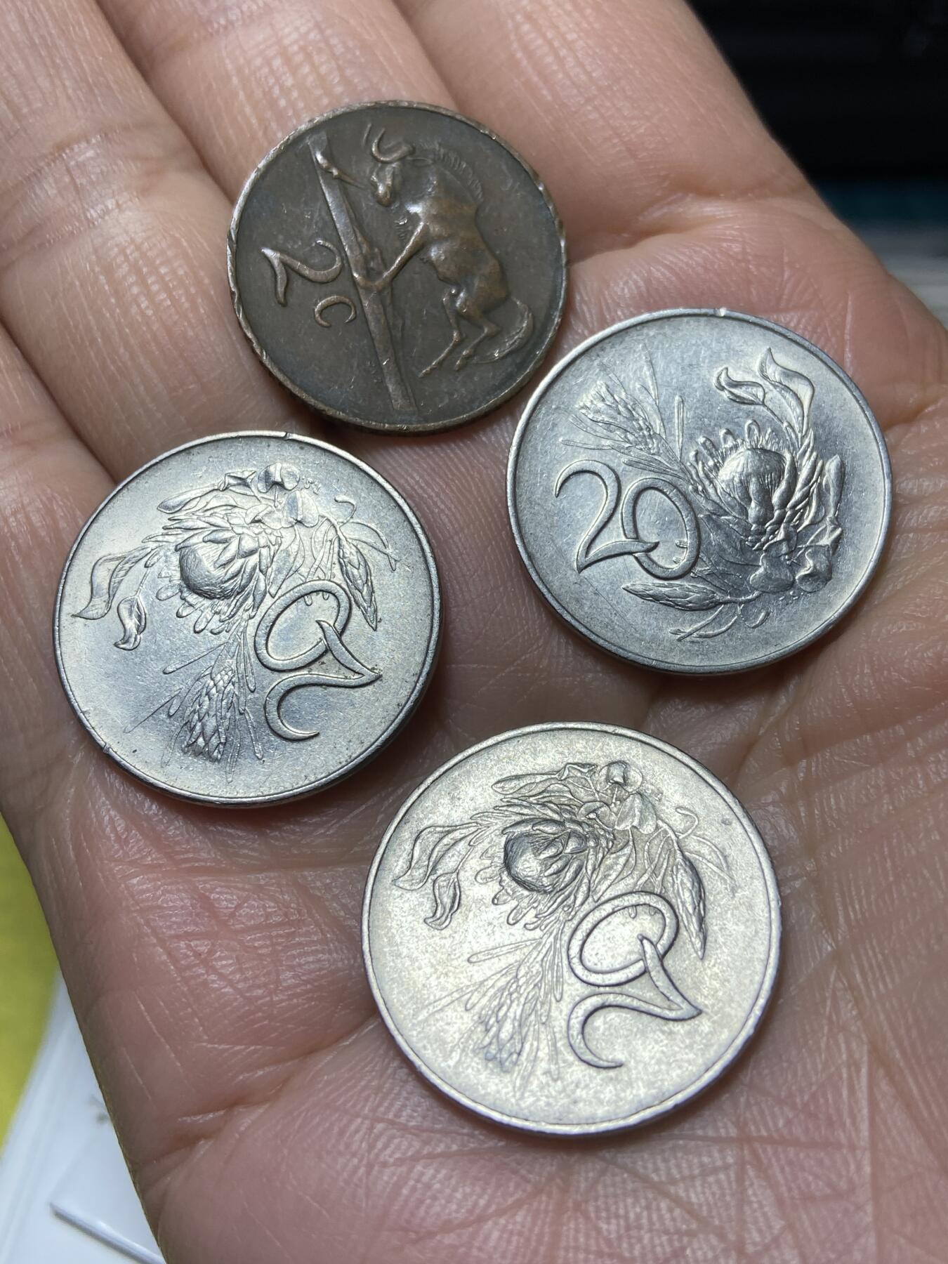 2025年第一百三十五场(总第一百六十一场）外国好品纸夹散币场(免佣金) 南非🇿🇦4枚：1965年20分(含布尔语和英语两个版)、2分(英语版))