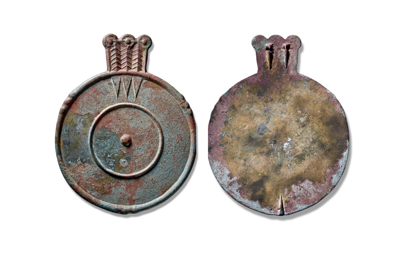 上海匡时2025年秋季拍卖会 中国历代钱币 铜镜专场 圆点钮植物纹挂镜 此镜主体为圆形，正中凸起的实心圆点为镜钮，象征太阳。环绕镜钮的一圈凸弦纹象征太阳扩散的光晕，和镜钮一起组成象形文字“日”。顶端三株植物上布满细密对称的纹饰，镜缘左右及下方分别铸有三组凸起的圆点，每组三个，合为九个。和植物纹顶端的三颗果实相组合，合为四组十二个凸起圆点，是为四季十二个月。植物下方铸有尖角向下的三只锐角，象征种子或植物根系向下突破的力量。这应是目前所知中国最早的麦穗纹