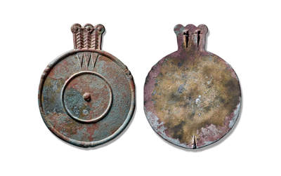 上海匡时2025年秋季拍卖会 中国历代钱币 铜镜专场 - 圆点钮植物纹挂镜 此镜主体为圆形，正中凸起的实心圆点为镜钮，象征太阳。环绕镜钮的一圈凸弦纹象征太阳扩散的光晕，和镜钮一起组成象形文字“日”。顶端三株植物上布满细密对称的纹饰，镜缘左右及下方分别铸有三组凸起的圆点，每组三个，合为九个。和植物纹顶端的三颗果实相组合，合为四组十二个凸起圆点，是为四季十二个月。植物下方铸有尖角向下的三只锐角，象征种子或植物根系向下突破的力量。这应是目前所知中国最早的麦穗纹