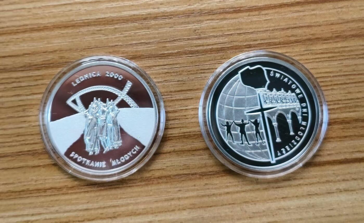 第184期拍卖 喀麦隆2016年，基督教世界青年节套装-世界青年日(波兰克拉科夫)+世界青年会议(波兰莱德尼察), 两枚完整全套装. 彩色精制纪念银币. 盒证全.(此套装共2枚,两枚币彩色面图案相同，非彩色面图案不同). 少见稀有漂亮银币套装. 实物超级精美漂亮. 国外售价315+美元.