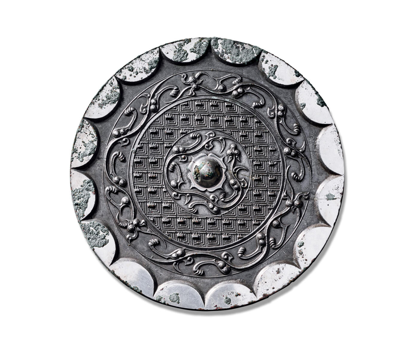 上海匡时2025年秋季拍卖会 中国历代钱币 铜镜专场 飞龙变形云雷纹连弧镜 圆形，圆钮，柿蒂纹钮座。三圈旋纹将镜子分为四区，内圈纹饰是一条飞龙首尾似交连状绕钮盘曲，第二圈纹饰由变形云雷纹组成，第三圈纹饰三条螭龙首尾相连，似游走状，外圈为内向十六连弧纹组成的半圆外缘。故此镜纹饰应该还是与西汉龙纹崇拜有关。纹饰象征着神龙在天空中行云布雨，广泽大地万物有关。其中的卷云纹也可以看做是变形云雷纹。在神话传说中，龙为雨神或雷神。《周易·说卦传》有言：「震为雷，为