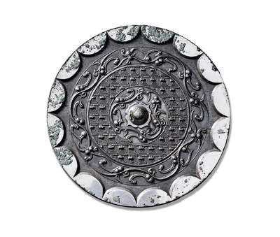 上海匡时2025年秋季拍卖会 中国历代钱币 铜镜专场 - 飞龙变形云雷纹连弧镜 圆形，圆钮，柿蒂纹钮座。三圈旋纹将镜子分为四区，内圈纹饰是一条飞龙首尾似交连状绕钮盘曲，第二圈纹饰由变形云雷纹组成，第三圈纹饰三条螭龙首尾相连，似游走状，外圈为内向十六连弧纹组成的半圆外缘。故此镜纹饰应该还是与西汉龙纹崇拜有关。纹饰象征着神龙在天空中行云布雨，广泽大地万物有关。其中的卷云纹也可以看做是变形云雷纹。在神话传说中，龙为雨神或雷神。《周易·说卦传》有言：「震为雷，为