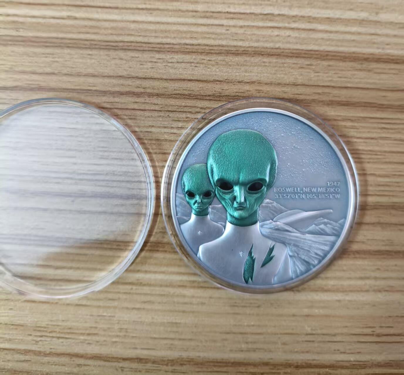 第184期拍卖 【龙头币】喀麦隆2024年, 星际现象(1)-罗斯威尔UFO事件，2盎司加大(直径达50mm), 金属蓝彩色、高浮雕、仿古、双面彩色纪念银币. 盒证全. (龙头币 新热门飞碟系列第一枚)，实物超漂亮质感动感. 国外售价436+美元