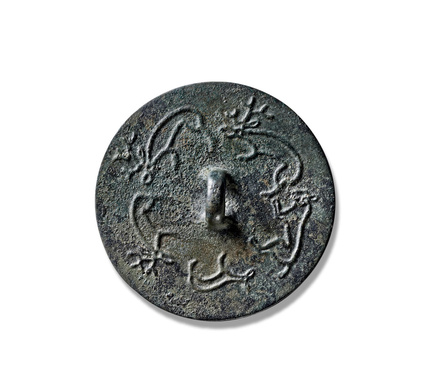 上海匡时2025年秋季拍卖会 中国历代钱币 铜镜专场 豹子追鹿狩猎纹镜 圆形，桥形钮，无钮区。主题纹饰生动刻画了一幅猎豹捕食鹿群的激烈场景：一只凶猛的猎豹前爪扑抓于一公鹿臀部，口咬其尾，鹿低头作奋力挣脱状；其前方尚有两大一小三只鹿奔逃。纹饰线条简练，却形象鲜活。此题材颇为稀少，镜体完整，皮壳清爽，铜质精良，铸造工艺精湛，具有较高的文化研究与收藏价值。