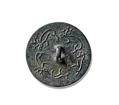 上海匡时2025年秋季拍卖会 中国历代钱币 铜镜专场 - 豹子追鹿狩猎纹镜 圆形，桥形钮，无钮区。主题纹饰生动刻画了一幅猎豹捕食鹿群的激烈场景：一只凶猛的猎豹前爪扑抓于一公鹿臀部，口咬其尾，鹿低头作奋力挣脱状；其前方尚有两大一小三只鹿奔逃。纹饰线条简练，却形象鲜活。此题材颇为稀少，镜体完整，皮壳清爽，铜质精良，铸造工艺精湛，具有较高的文化研究与收藏价值。