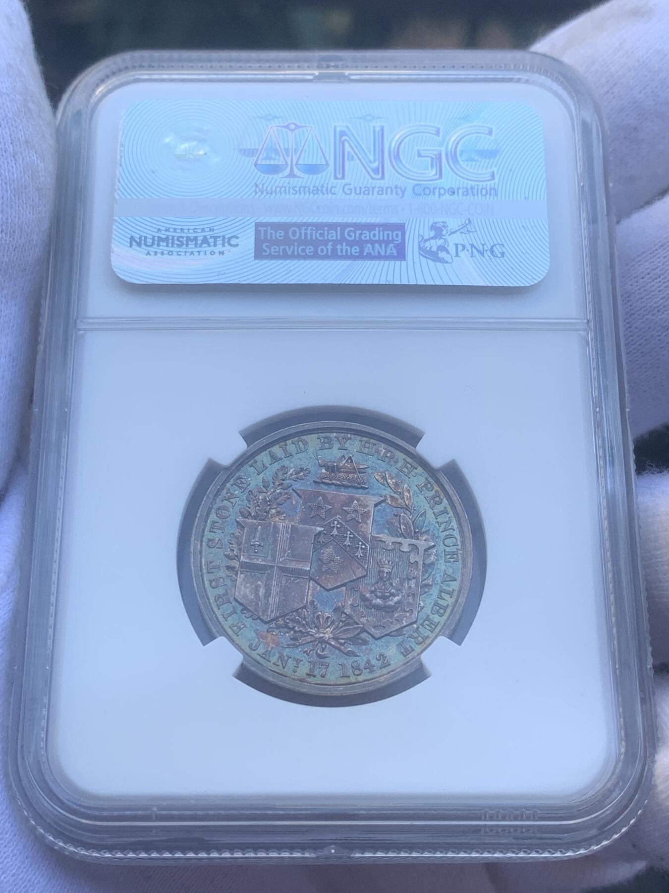 掌中浮雕-藏着的欧洲第045场 NGC MS63 : 1842年伦敦新商品交易所开幕银章，27mm, 五彩包浆