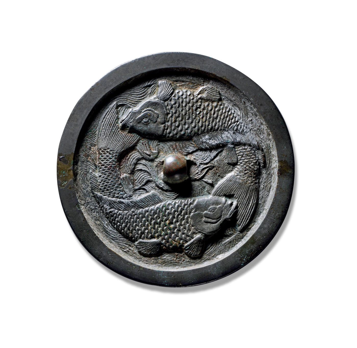 上海匡时2025年秋季拍卖会 中国历代钱币 铜镜专场 双鱼镜 体厚重，尺寸较大，版工极好，品相上佳。两条身躯硕大、首尾相接的鲤鱼畅游在浪花中，水流湍急，波浪飞溅，鲤鱼造型生动，鳞片向背分明，细部刻画栩栩如生。整体纹饰形成了一种回旋流转的动态画面。镜缘錾刻款识“西京巡院官（押）”以示其官铸身份。双鱼的图景呈现在其装饰意义之外还有丰富的文化内涵，就其象征寓意，是表达金代人多子多福的愿望，以及所谓鲤鱼跳龙门仕途的象征。