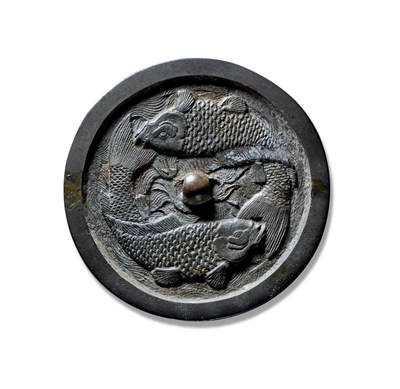 上海匡时2025年秋季拍卖会 中国历代钱币 铜镜专场 - 双鱼镜 体厚重，尺寸较大，版工极好，品相上佳。两条身躯硕大、首尾相接的鲤鱼畅游在浪花中，水流湍急，波浪飞溅，鲤鱼造型生动，鳞片向背分明，细部刻画栩栩如生。整体纹饰形成了一种回旋流转的动态画面。镜缘錾刻款识“西京巡院官（押）”以示其官铸身份。双鱼的图景呈现在其装饰意义之外还有丰富的文化内涵，就其象征寓意，是表达金代人多子多福的愿望，以及所谓鲤鱼跳龙门仕途的象征。