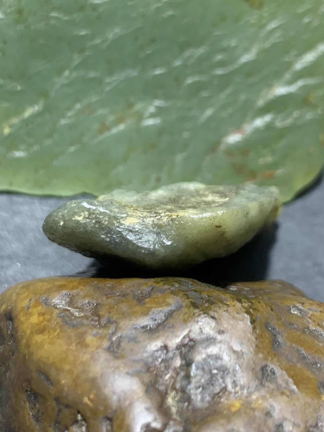 新疆戈壁风化纹和田玉青花玉原石一颗，