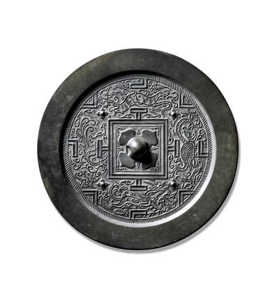 上海匡时2025年秋季拍卖会 中国历代钱币 铜镜专场 - 四神规矩镜 圆形，圆钮，柿蒂纹钮座，叶尖各饰一卷叶纹。双线凹面方格四角外饰四枚四叶纹座乳钉与博局纹将主纹饰分为四方八区，内饰四组禽兽，隔T形符号相背。青龙区域，羽人持灵芝、仙龟衔仙草；白虎区域，狗熊戏白虎；朱雀区域，羽人献花草；玄武区域，仙鹿衔仙草；朱雀区域，羽人献花草。主纹间填以雀鸟纹与云气纹，主纹外饰一周栉齿纹。素宽缘，黑漆古，品相佳。