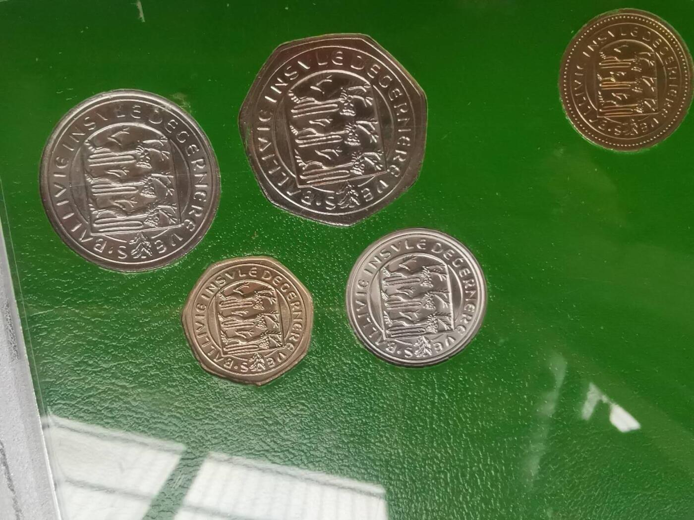 巨藏钱币第七期硬币场12月12号20点开拍 根西岛70-80年代7枚套含1镑铜币