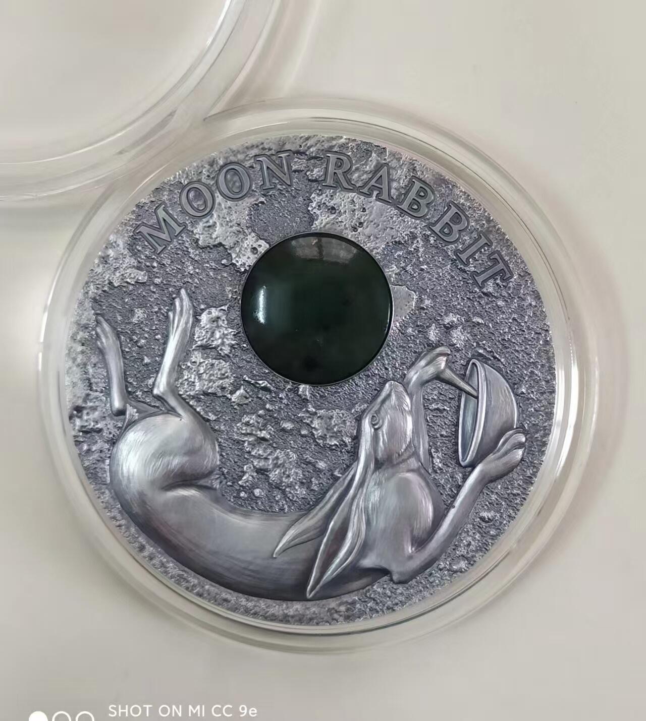 第184期拍卖 【龙头币】纽埃2021, 中国民间神话故事(1)-玉兔奔月，50克,加大(直径达50mm),镶嵌大块天然翡翠,高浮雕,仿古艺术银币. 盒证全. 龙头币,中国传统神话故事系列(1). 热门中国元素.国外售价335+美元