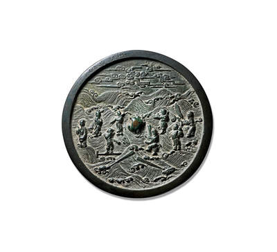 上海匡时2025年秋季拍卖会 中国历代钱币 铜镜专场 - 八仙过海镜 圆形，龟钮。主题纹饰为波涛汹涌的海水中，传说中的八仙于惊涛骇浪之中自持法器乘风破浪奋勇前行，即成语“八仙过海各显神通”的情景写照。此镜版模好，浮雕感强，镜体规整，尺寸硕大，厚重大气。<br>八仙过海是精彩的八仙故事之一。“八仙“一般是指铁拐李、汉钟离、张果老、蓝采和、何仙姑、吕洞宾、韩湘子、曹国舅，这八位神仙人物，其生动的记述见于明吴元泰之《东游记》。该书写八位神仙人物好打抱不平，惩恶