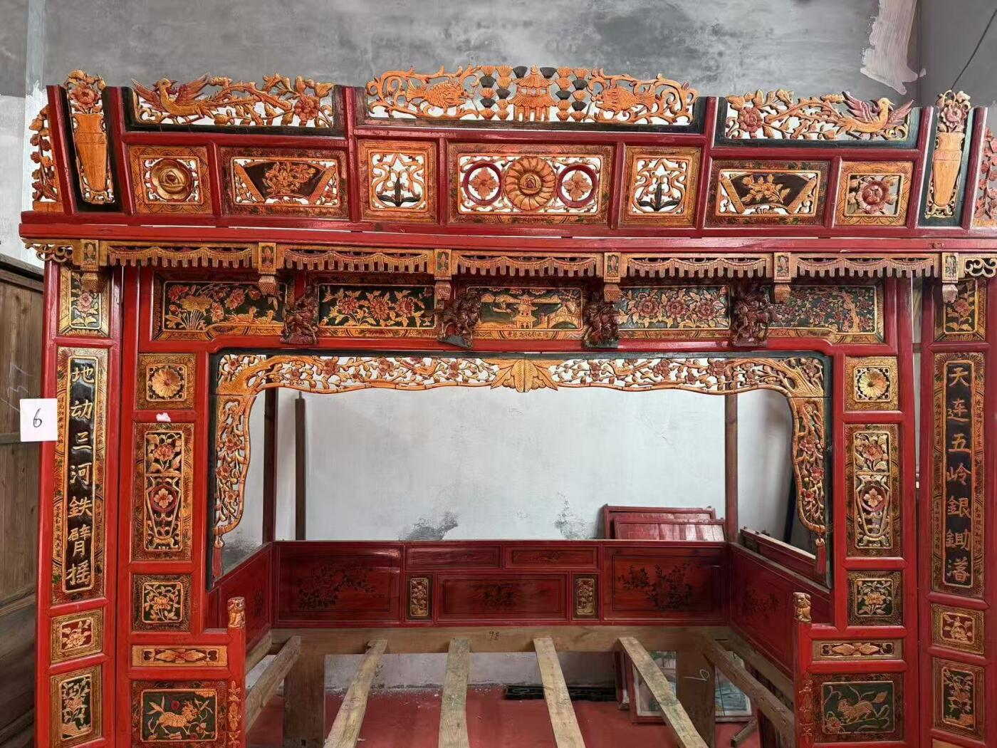 清代 柏木鎏金千工床     6号 尺寸长237高228宽147 纯手工制作 鎏金雕刻 榫卯结构 整体用料厚重 品相自然包浆 雕刻寓意丰富 展览实用装修佳品