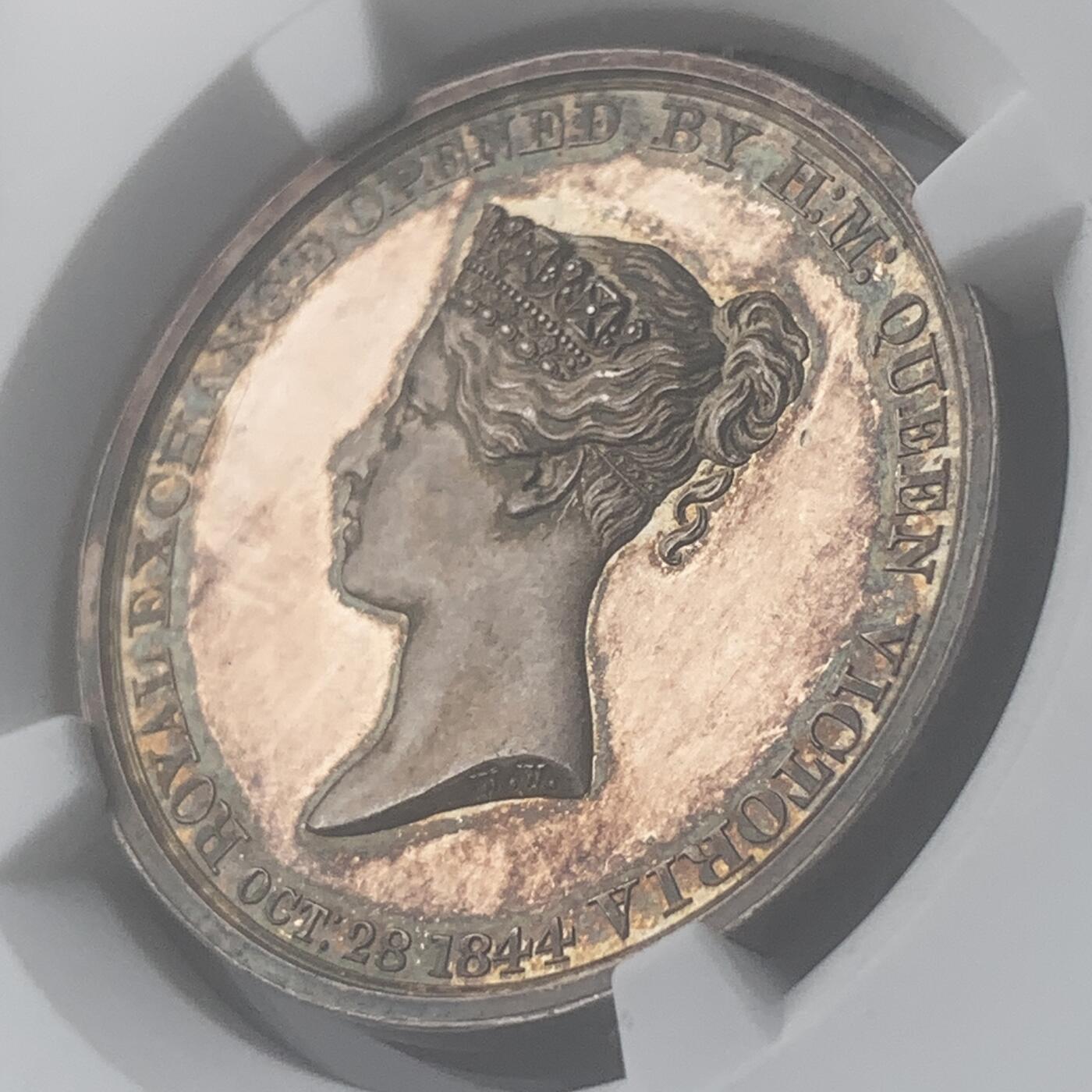 掌中浮雕-藏着的欧洲第045场 NGC MS63 : 1842年伦敦新商品交易所开幕银章，27mm, 五彩包浆