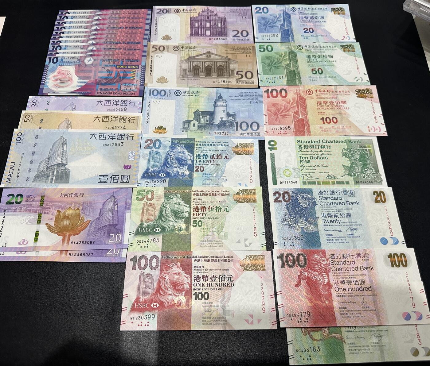 《外钞收藏家》第五百九十二期（精选场）（本平台长期征集拍品、欢迎藏友们联系合作） 港币塑料钞标准10连号+港澳币10-100元小面额还有纪念钞一起  共1000元 全新UNC