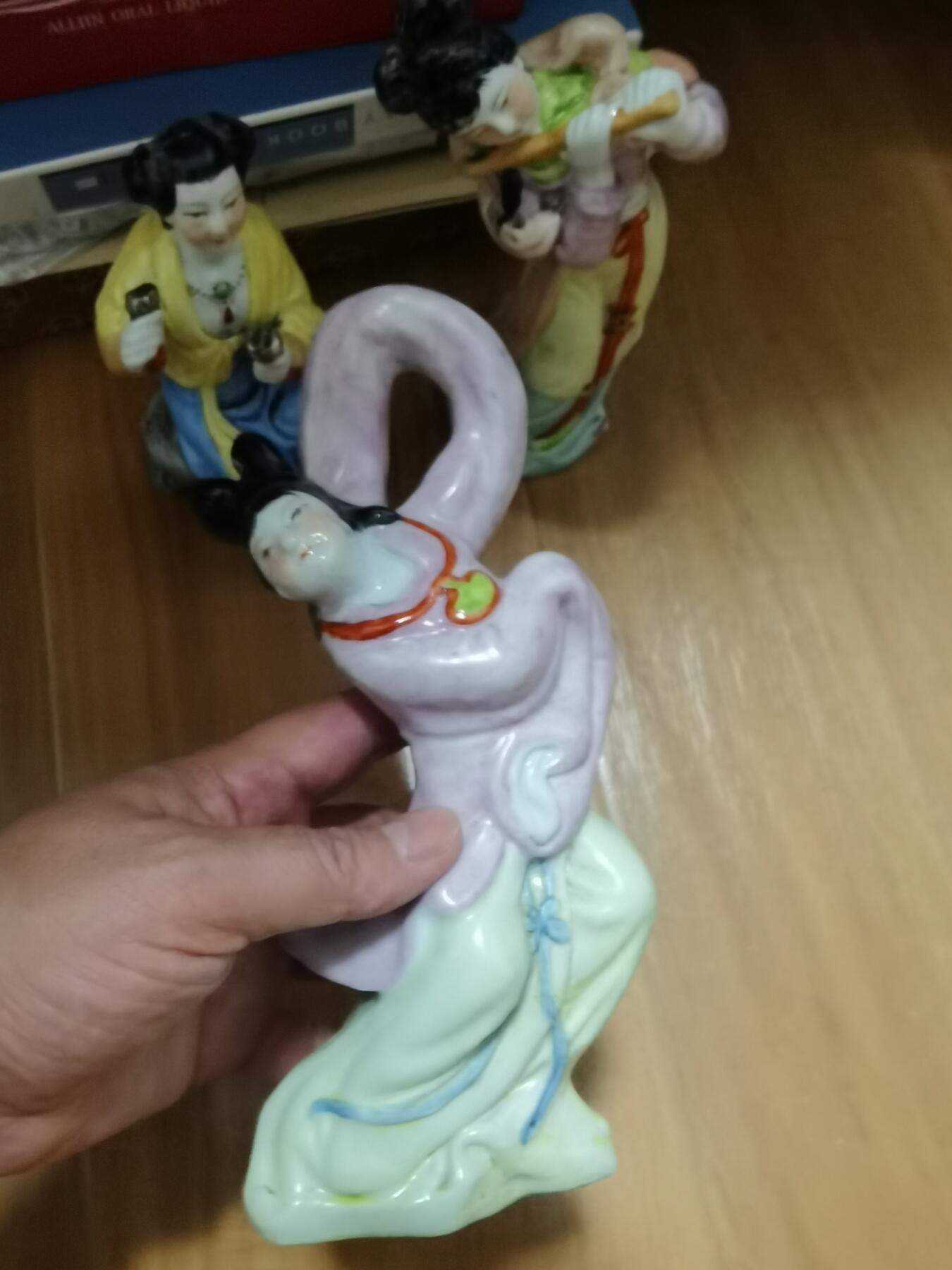 早期景德镇侍女粉彩人物瓷像三个