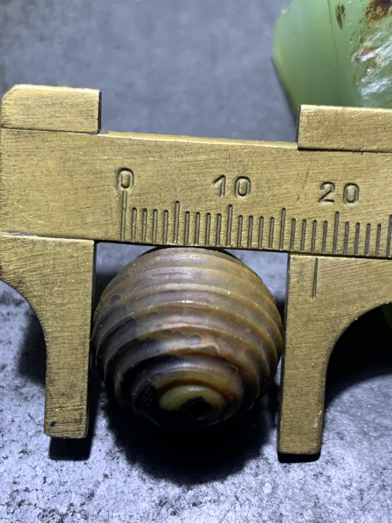 精美亚光战国红玛瑙手工雕刻转纹珠一颗！