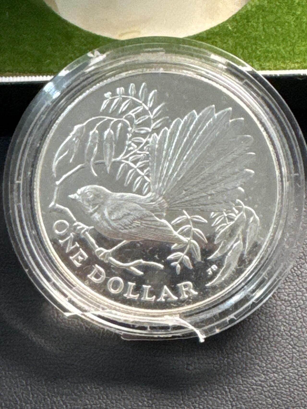 ❤️【币观天下】❤️ 第334期钱币拍卖- 2025.12.12周五晚上6点半场-长期征集拍品 新西兰1980年天堂扇尾鸟1盎司精制纪念银币带盒子小圆盒碎裂