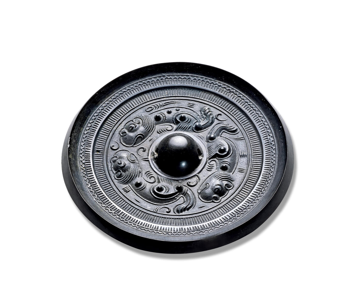 上海匡时2025年秋季拍卖会 中国历代钱币 铜镜专场 三虎镜 圆形，圆钮，钮周浮雕三虎环绕。其中两虎相对，一虎尾随，虎姿躬背曲尾，器宇轩昂，形态生动传神。边缘饰栉齿纹与双周折线纹。整体皮壳为黑漆古，纹饰塑造细腻，工艺精湛。三虎题材较为少见，此镜品相极佳，实为难得。