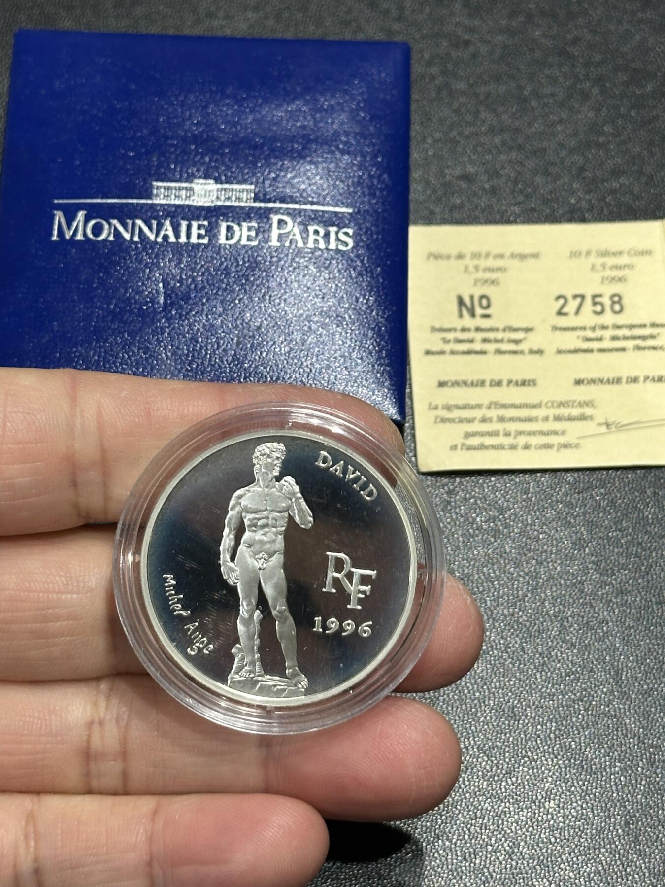 《外钞收藏家》第五百九十二期（精选场）（本平台长期征集拍品、欢迎藏友们联系合作） 法国1996年卢浮宫系列10法郎双面值精制PROOF银币（著名雕像大卫，22g，925银；盒证齐全）