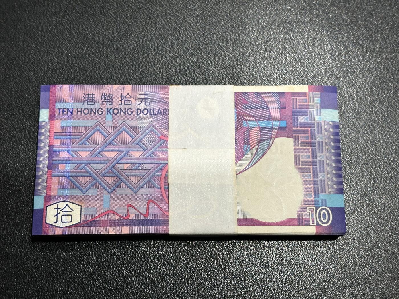 《外钞收藏家》第五百九十二期（精选场）（本平台长期征集拍品、欢迎藏友们联系合作） 香港2002年初版政府发行10元一刀百连（含豹子号333）	UNC 轻微发黄和黄点