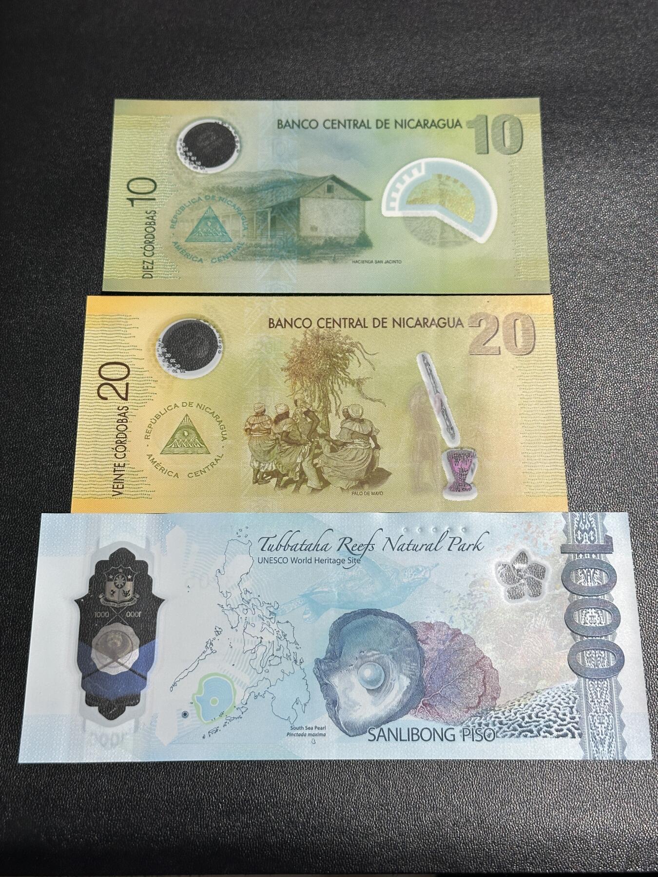 《外钞收藏家》第五百九十二期（精选场）（本平台长期征集拍品、欢迎藏友们联系合作） 尼加拉瓜10和20面额 A/1冠 2张全同号+2022年菲律宾 AA冠 1000比索 三张都是UNC- 有压印