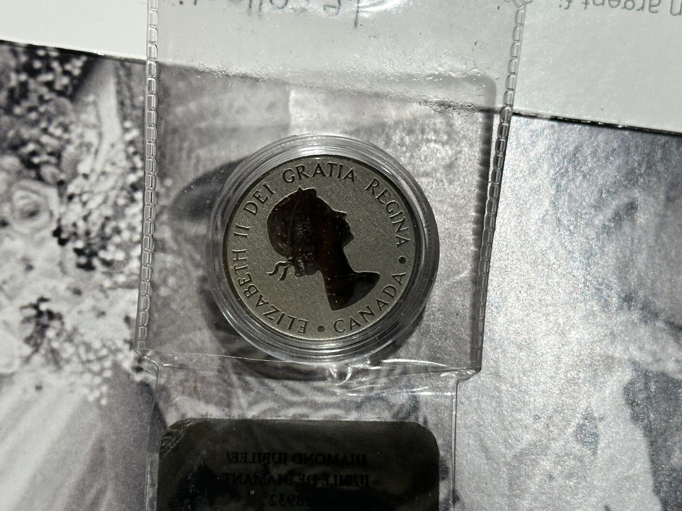 《外钞收藏家》第五百九十二期（精选场）（本平台长期征集拍品、欢迎藏友们联系合作） 加拿大2012年20元女王登基60周年卡装纪念精制银币（8g纯银）