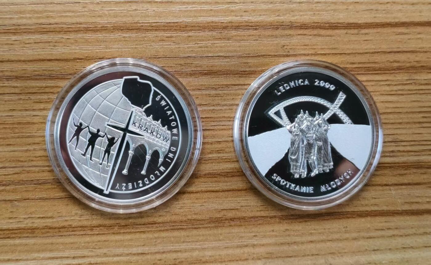 第184期拍卖 喀麦隆2016年，基督教世界青年节套装-世界青年日(波兰克拉科夫)+世界青年会议(波兰莱德尼察), 两枚完整全套装. 彩色精制纪念银币. 盒证全.(此套装共2枚,两枚币彩色面图案相同，非彩色面图案不同). 少见稀有漂亮银币套装. 实物超级精美漂亮. 国外售价315+美元.