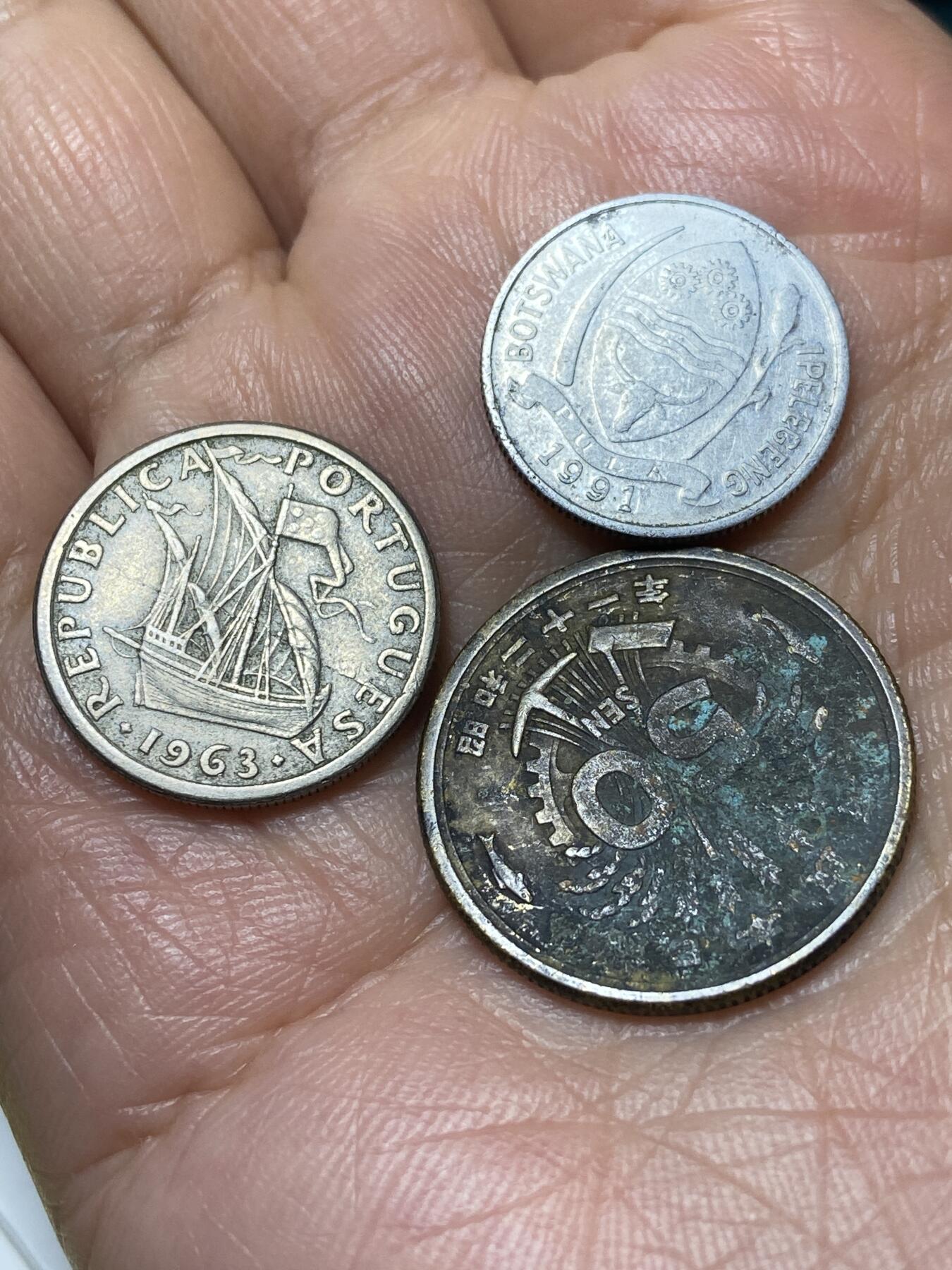 2025年第一百三十五场(总第一百六十一场）外国好品纸夹散币场(免佣金) 各国散币3枚：日本昭和二十一年50钱，葡萄牙🇵🇹1963年2.5埃斯库多，博茨瓦纳🇧🇼1991年1西比
