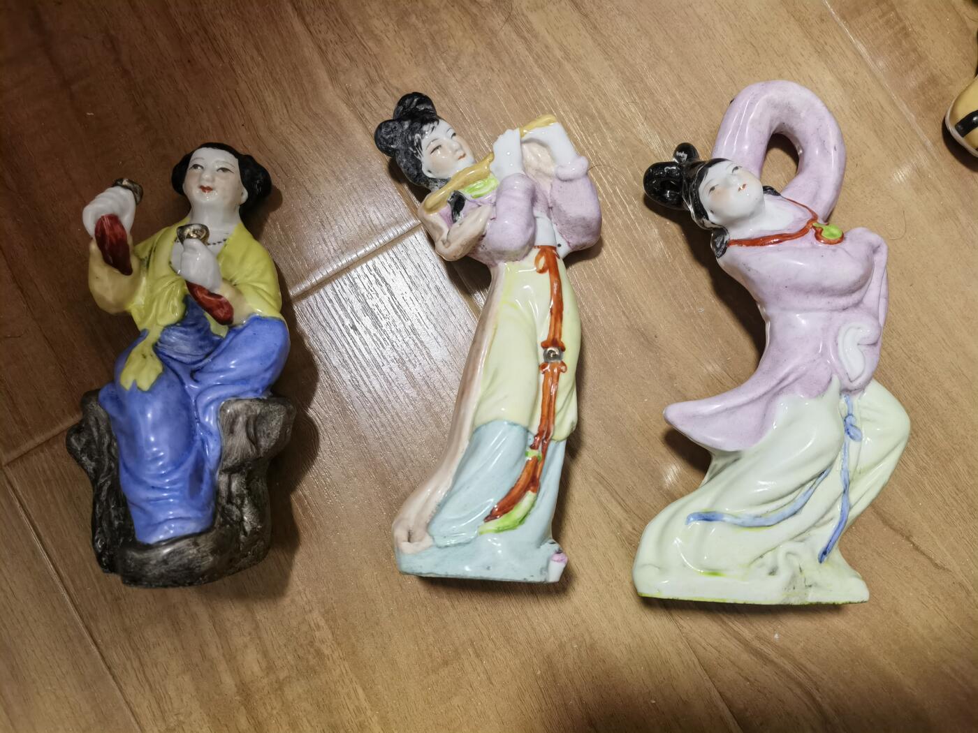 早期景德镇侍女粉彩人物瓷像三个