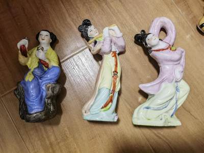 早期景德镇侍女粉彩人物瓷像三个 - 早期景德镇侍女粉彩人物瓷像三个