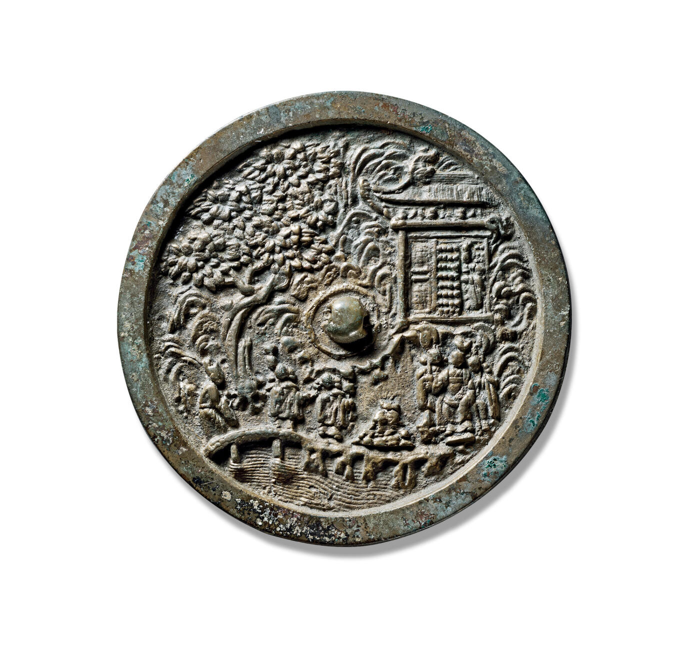 上海匡时2025年秋季拍卖会 中国历代钱币 铜镜专场 唐王游月宫故事镜 圆形。圆钮，钮左侧铸一参天大树，树下站立前来仙游的唐明皇及道人，桥下波涛翻滚，桥头玉兔捣药，仙人分列。远处云雾缭绕，宫殿巍峨。此镜取材于唐明皇夜游月宫典故，景物纹饰精美，浮雕工艺精湛，使人如临其境。相传唐玄宗与申天师及道士鸿都中秋望月，突然玄宗兴起游月宫之念，于是天师作法，三人一起步上青云，漫游月宫，但宫前有守卫森严，无法进入，只能在外俯瞰长安皇城，在此之际，忽闻仙声阵阵