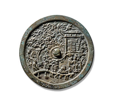 上海匡时2025年秋季拍卖会 中国历代钱币 铜镜专场 - 唐王游月宫故事镜 圆形。圆钮，钮左侧铸一参天大树，树下站立前来仙游的唐明皇及道人，桥下波涛翻滚，桥头玉兔捣药，仙人分列。远处云雾缭绕，宫殿巍峨。此镜取材于唐明皇夜游月宫典故，景物纹饰精美，浮雕工艺精湛，使人如临其境。<br>相传唐玄宗与申天师及道士鸿都中秋望月，突然玄宗兴起游月宫之念，于是天师作法，三人一起步上青云，漫游月宫，但宫前有守卫森严，无法进入，只能在外俯瞰长安皇城，在此之际，忽闻仙声阵阵