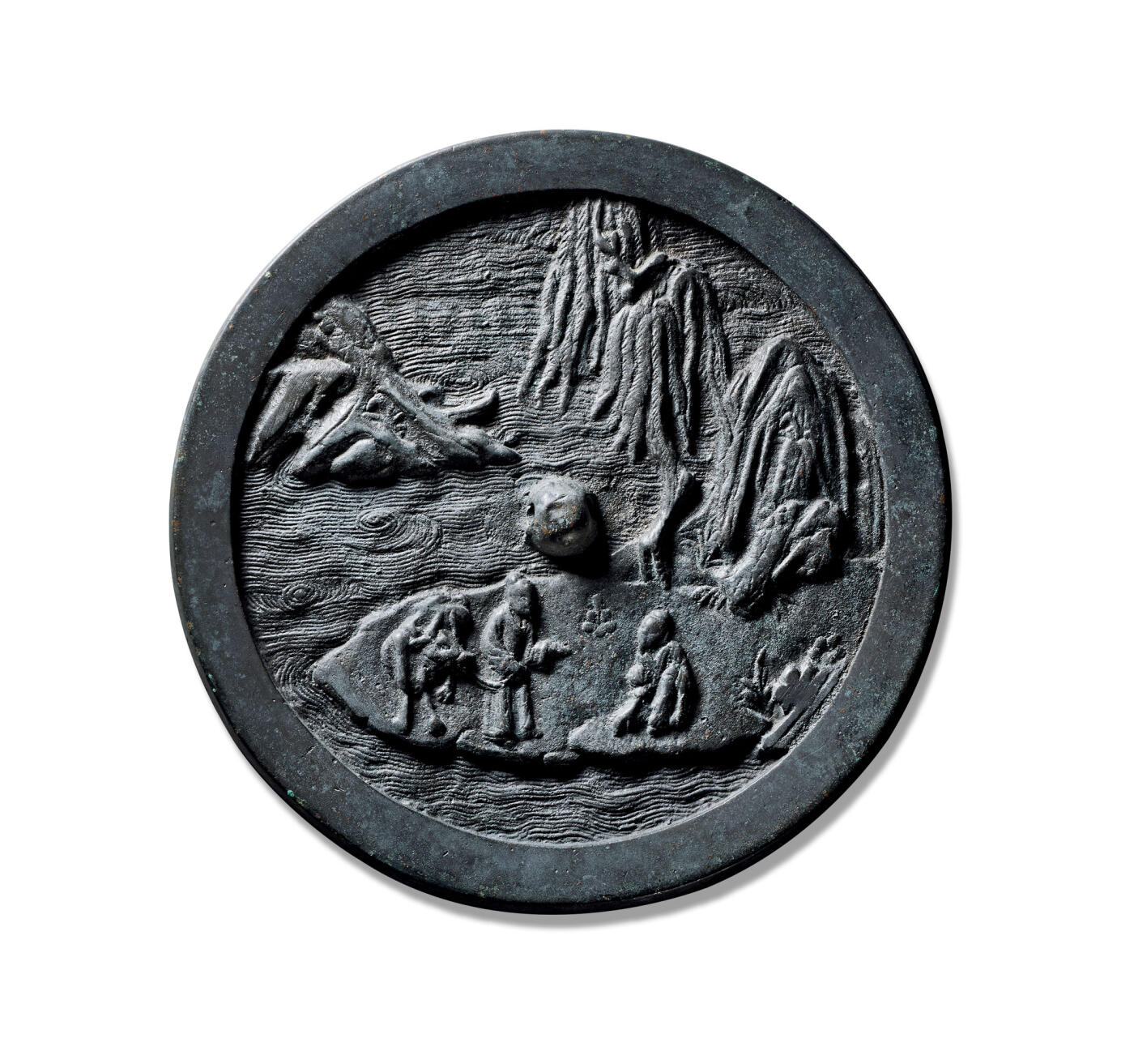 上海匡时2025年秋季拍卖会 中国历代钱币 铜镜专场 许由巢父故事镜 圆形，圆钮，采用高浮雕的表现技法，铸造精美，工艺精湛，版工力度极佳。镜背铸饰一组意趣高雅的隐逸图式，颍水潺潺自下方绵延而上，颍岸上游一高士侧首洗耳，下方另一高士牵犊饮流，双贤呈交谈之姿。颍水绵绵，细腻处可见水纹翻涌，经山远流，远山起伏，烟柳独立，丝绦垂落，场景刻画精妙，整观仿若山水翰墨，意趣悠远高雅。镜中纹饰取材于经典先贤典故“巢由洗耳”，“尧召为九州长，由不欲闻之，洗耳于颍水滨”