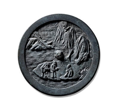 上海匡时2025年秋季拍卖会 中国历代钱币 铜镜专场 - 许由巢父故事镜 圆形，圆钮，采用高浮雕的表现技法，铸造精美，工艺精湛，版工力度极佳。镜背铸饰一组意趣高雅的隐逸图式，颍水潺潺自下方绵延而上，颍岸上游一高士侧首洗耳，下方另一高士牵犊饮流，双贤呈交谈之姿。颍水绵绵，细腻处可见水纹翻涌，经山远流，远山起伏，烟柳独立，丝绦垂落，场景刻画精妙，整观仿若山水翰墨，意趣悠远高雅。镜中纹饰取材于经典先贤典故“巢由洗耳”，“尧召为九州长，由不欲闻之，洗耳于颍水滨”