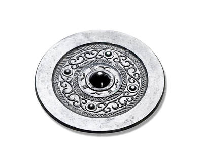 上海匡时2025年秋季拍卖会 中国历代钱币 铜镜专场 - 四乳缠枝纹镜 圆形，圆钮，圆钮座。主纹饰为双缠枝纹分布在两周栉齿纹间，以四枚圆座乳钉间隔，镜体呈黑漆古皮壳，干净简洁，线条刻画细腻，甚为美观。