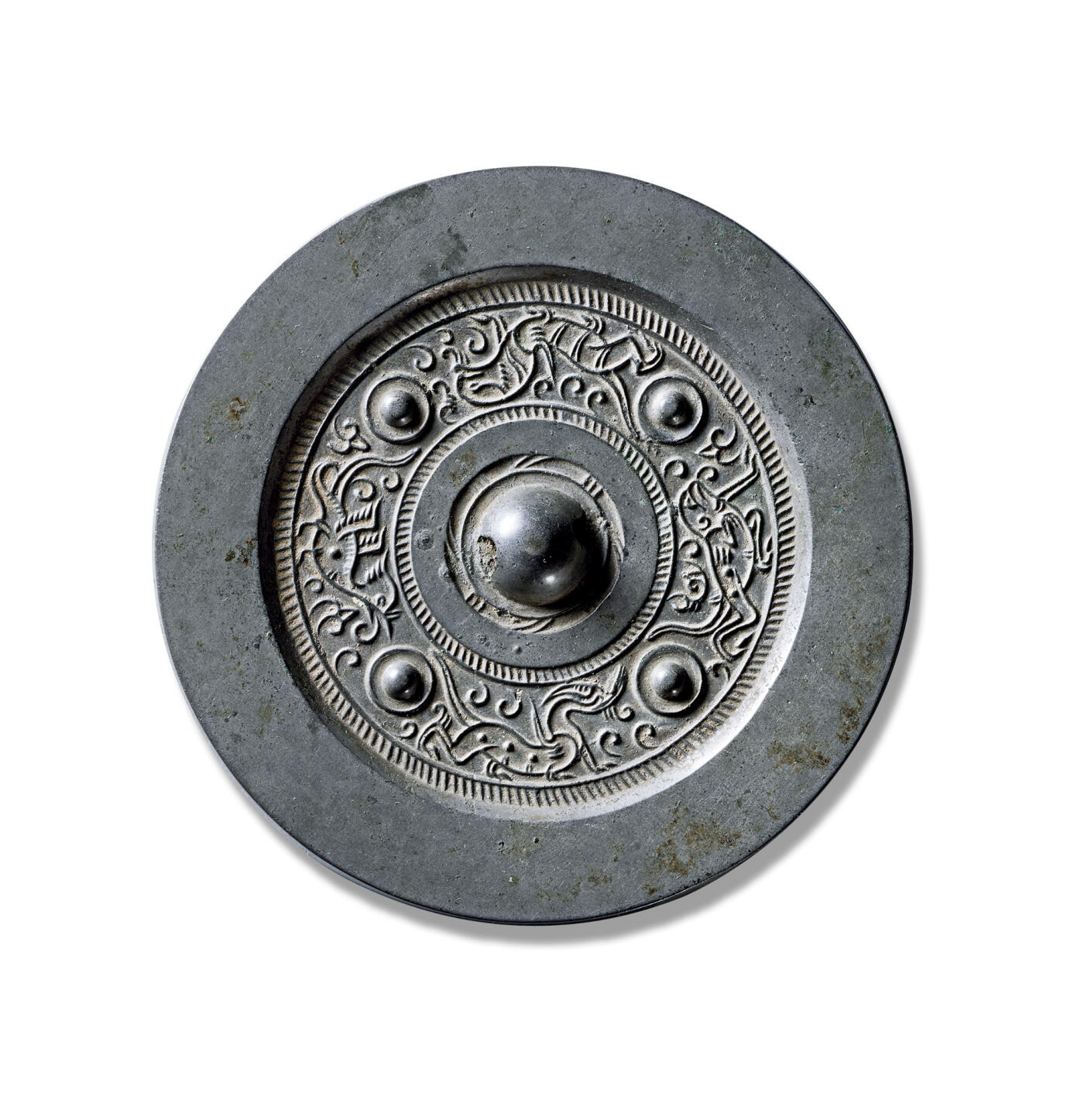 上海匡时2025年秋季拍卖会 中国历代钱币 铜镜专场 四乳神兽镜 圆形，圆钮，圆钮座。其外装饰一圈凸起的棱带。主题纹饰为四乳钉间隔将镜背分为四区，分别饰青龙、白虎、朱雀、蟾蜍，一般是玄武，而这个是玄武位却是一只昂首蟾蜍，极为奇特少见，神兽均神态盎然，线条流畅，体态生动。此镜图案设计精美，制作工艺精湛。闻德评级：88。