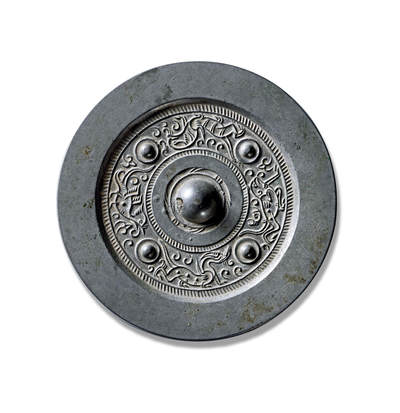 上海匡时2025年秋季拍卖会 中国历代钱币 铜镜专场 - 四乳神兽镜 圆形，圆钮，圆钮座。其外装饰一圈凸起的棱带。主题纹饰为四乳钉间隔将镜背分为四区，分别饰青龙、白虎、朱雀、蟾蜍，一般是玄武，而这个是玄武位却是一只昂首蟾蜍，极为奇特少见，神兽均神态盎然，线条流畅，体态生动。此镜图案设计精美，制作工艺精湛。闻德评级：88。