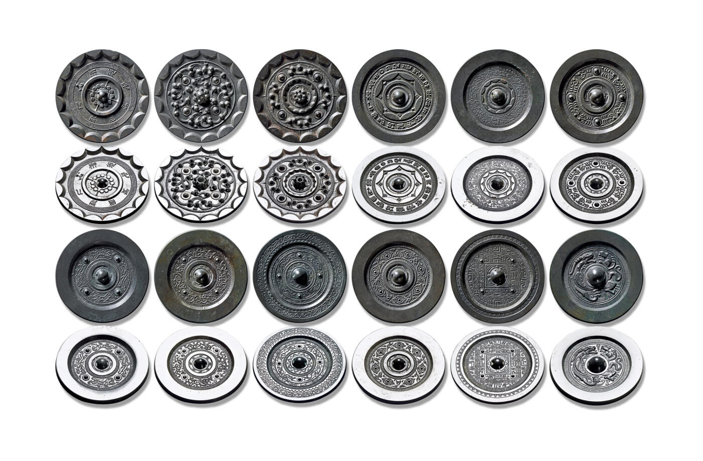 上海匡时2025年秋季拍卖会 中国历代钱币 铜镜专场 铜镜十二枚 此组铜镜虽未四寸规格的中小镜，但其品种十分丰富特殊，面面都具特色，之中不乏仅见之品，且版模品相皆完美，此组美镜置于一起可谓蔚为大观、珠联璧合，它们同时又融合为一件整体的伟大艺术品，藏家花费数十载时间将它们聚集，心血所致。它们中包括了：1.「清光平成宜佳人」连弧纹镜，为此时期镜中之珍品，内圈七言旋读隶字「清光平成宜佳人」大气彰显时代之雄风，神品也。2.四乳铬银星云纹镜，四