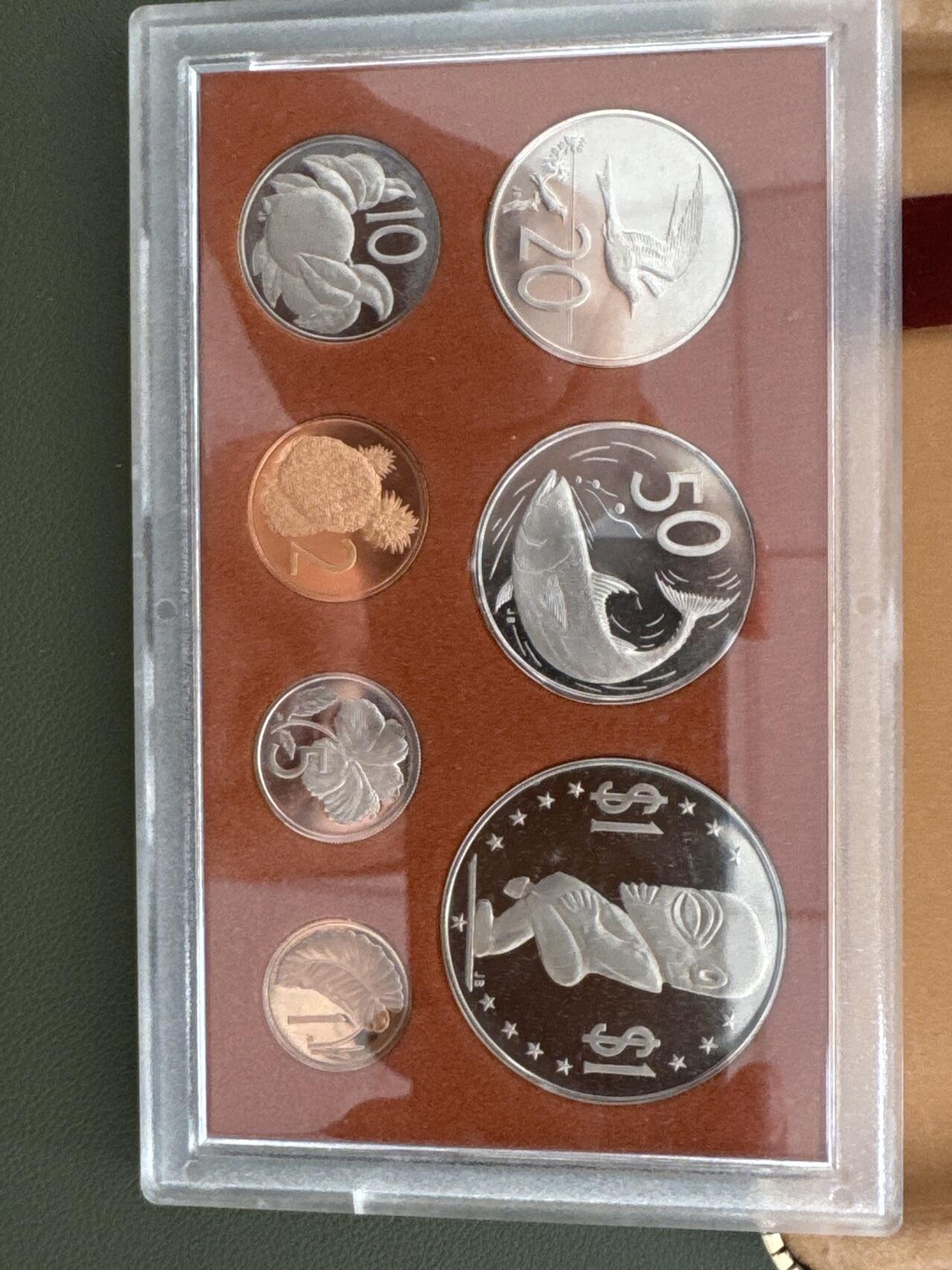 ❤️【币观天下】❤️ 第334期钱币拍卖- 2025.12.12周五晚上6点半场-长期征集拍品 库克群岛7枚一套精制套币带盒子