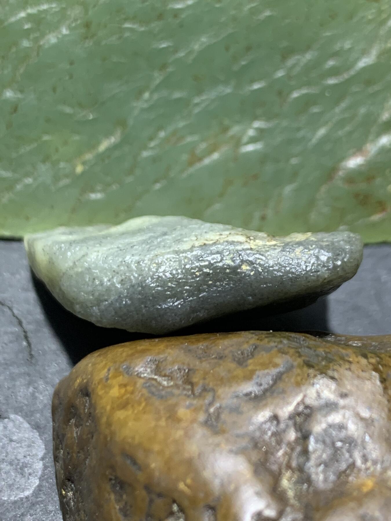 新疆戈壁风化纹和田玉青花玉原石一颗，