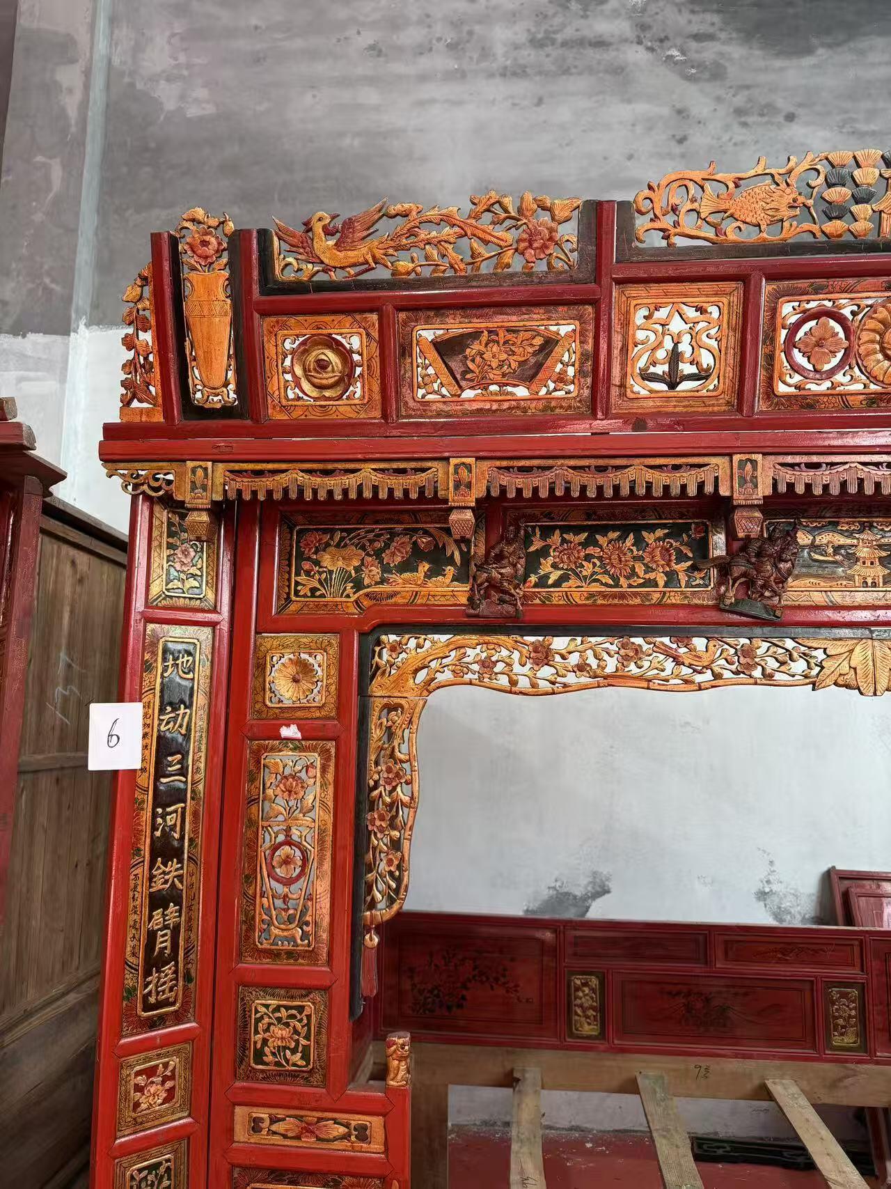 清代 柏木鎏金千工床     6号 尺寸长237高228宽147 纯手工制作 鎏金雕刻 榫卯结构 整体用料厚重 品相自然包浆 雕刻寓意丰富 展览实用装修佳品