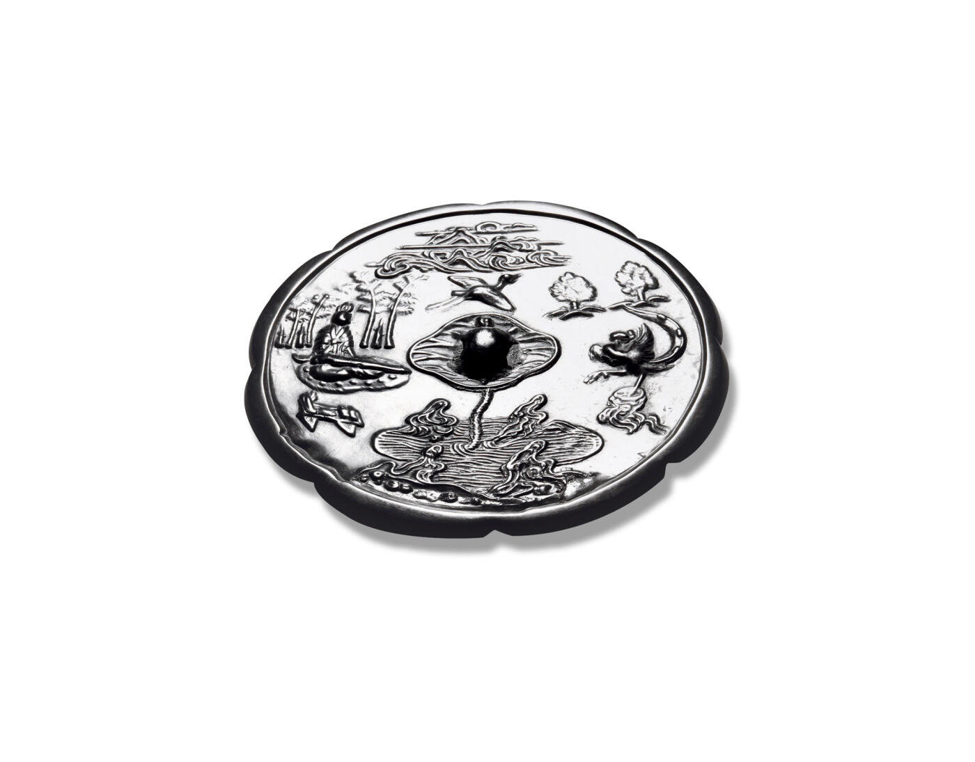 上海匡时2025年秋季拍卖会 中国历代钱币 铜镜专场 真子飞霜镜 八出葵花形，镜背下方一泓清池，水波粼粼，中央向上延伸出一株荷叶，莲茎笔直，莲叶舒展，其上趴伏一只玄龟，呈「龟伏莲叶」以意景，寓千岁长寿。玄龟腹部穿孔作钮，构思巧妙。左侧高士端坐抚琴，身前几案陈列，上置文房雅器，身后修竹坚韧；右侧鸾凤闻琴音而独舞，意境高雅脱俗，上方仙鹤翩飞，远处云气之间仙山隐约，构成一幅清幽通明的高士隐逸图。