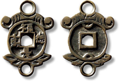 上海匡时2025年秋季拍卖会 中国历代钱币 铜镜专场 - 传世早期“福德长寿”背双月挂花一枚 传世早期“福德长寿”背双月挂花一枚，长：40mm，宽：28.2mm，厚：3.2mm，重量：15.3g，古泉园地：88，评级编号：2331042058